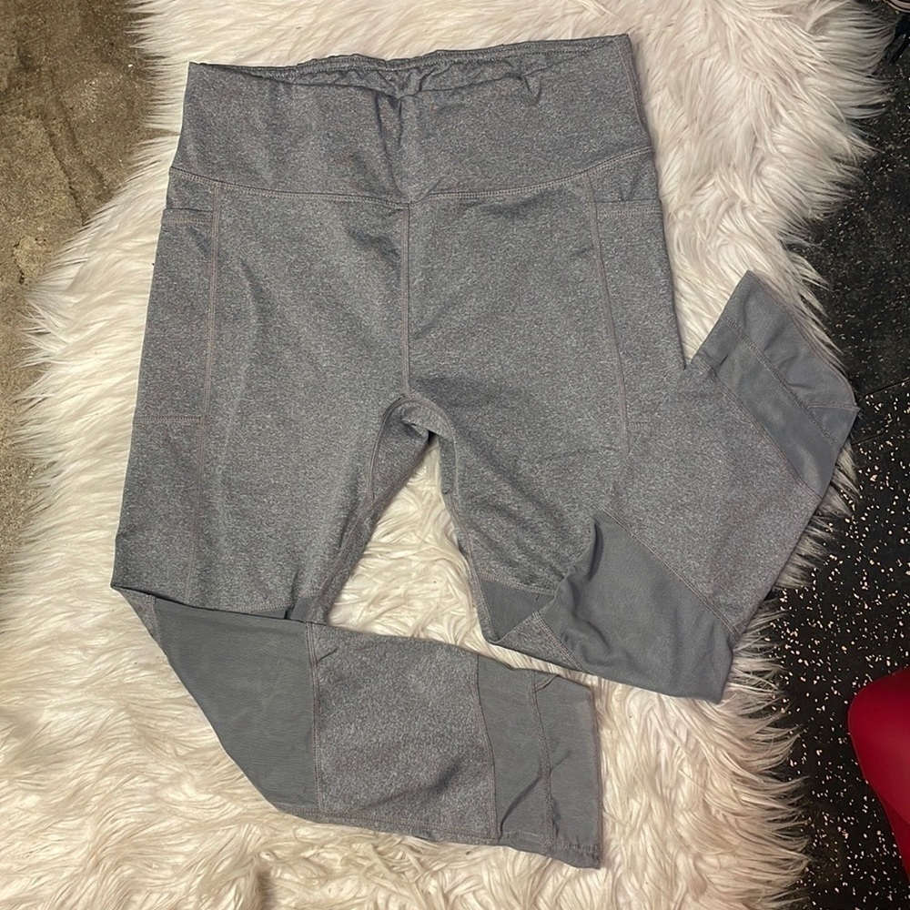 R8 Activewear Gray‎ Cropped Leggings